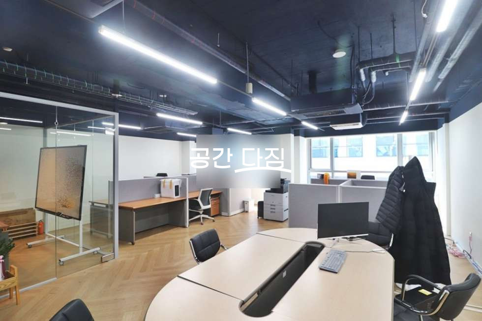 서울 강서구 마곡동 전용22평 9인~10인 인테리어 되어 있는 사무실로 사용하기 정말 좋습니다 강력 추천합니다. 월세 매물번호 10179 사진 2