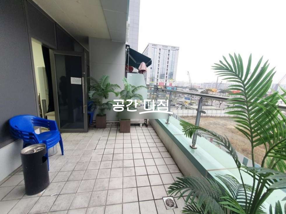 서울 강서구 마곡동 전용 37평 별도 테라스가 있어서 활용할 수 있는 점포라면 적극적으로 점포 창업에 도전해 보세요. 월세 매물번호 10263 사진 1